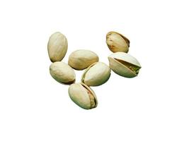 Sept pistaches en coquilles isolé sur fond blanc photo