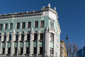 Paysage urbain de grands immeubles et ciel bleu nuageux à Vladivostok, Russie photo