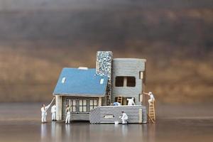Travailleurs miniatures peignant une nouvelle maison, concept de rénovation photo