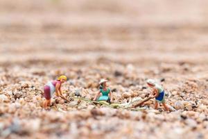 agriculteurs miniatures travaillant sur une parcelle dans le désert, concept de l'agriculture photo