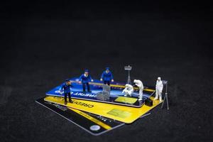 police miniature et détectives sur une scène de crime sur les cartes de crédit, concept de cybercriminalité photo