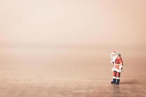 Père Noël miniature portant un sac, concept de célébration de Noël photo