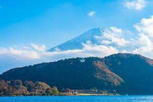 beau paysage de montagne fuji avec arbre feuille d'érable autour du lac photo
