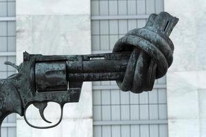 New York, États-Unis - 25 mai 2018, vue extérieure du bâtiment des Nations Unies, sculpture de pistolet à noeud, pas de guerre photo