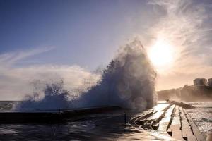 énormes vagues de la mer photo