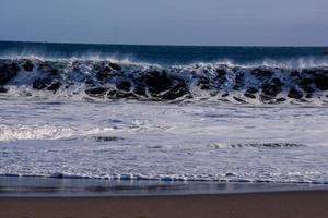 énormes vagues de la mer photo