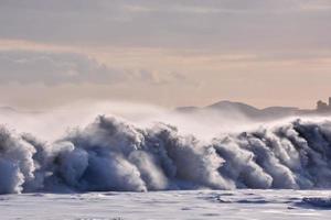 énormes vagues de la mer photo