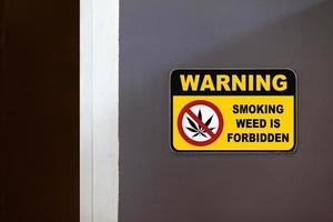 avertissement - fumeur cannabis est interdit photo
