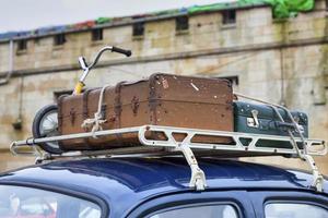 vieux bagages un haut de une rétro voiture photo