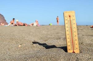thermomètre dans le sable photo