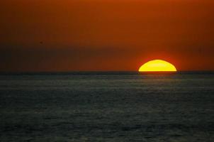 coucher de soleil sur la mer photo