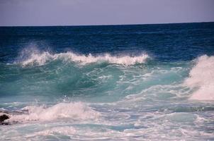 énormes vagues de la mer photo