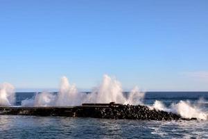 énormes vagues de la mer photo