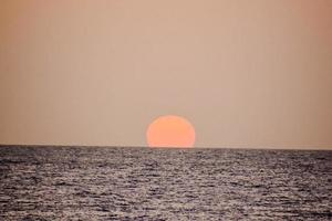 coucher de soleil sur la mer photo