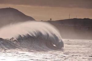 énormes vagues de la mer photo