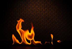 carburant flamme png chaleur et danger de brûlant un barbecue explosion jaune-rouge flamme isolé sur rouillé noir acier assiette Contexte photo