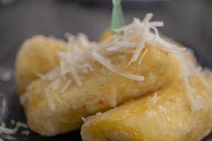 proche en haut photo de fromage frit banane avec Lait Garniture. le photo est adapté à utilisation pour Indonésie traditionnel nourriture arrière-plan, nourriture affiche et nourriture contenu médias.