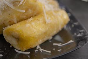 proche en haut photo de fromage frit banane avec Lait Garniture. le photo est adapté à utilisation pour Indonésie traditionnel nourriture arrière-plan, nourriture affiche et nourriture contenu médias.