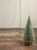 Noël arbre miniature sur bois table pour vacances concept photo