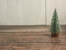 Noël arbre miniature sur bois table pour vacances concept photo