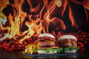 hamburgers avec frites avec assiette photo