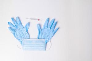 gants en nitrile avec masque chirurgical en gel hydroalcoolique et thermomètre photo