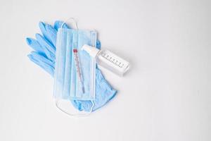 gants en nitrile avec masque chirurgical en gel hydroalcoolique et thermomètre