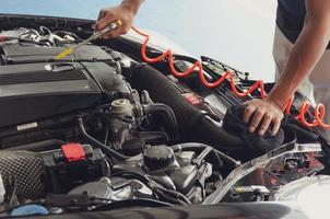 personne détaillant un moteur de voiture photo