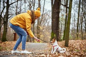 femme avec promenade de chien dans le parc d'automne photo
