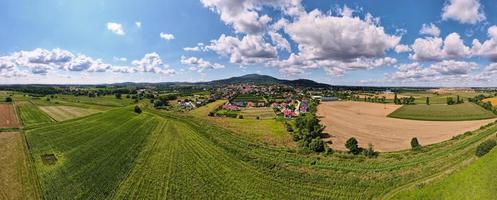 vue aérienne des champs agricoles et verts en campagne photo