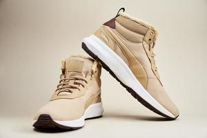 chaussures d'hiver pour hommes sur fond beige photo