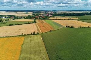 vue aérienne des champs agricoles et verts en campagne photo