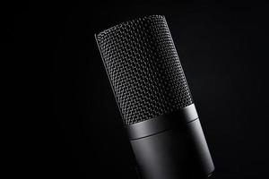 microphone de studio sur fond sombre photo