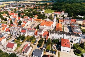 aérien vue de petit européen ville avec Résidentiel bâtiments et des rues photo