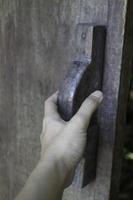 main sur la porte en bois vintage photo