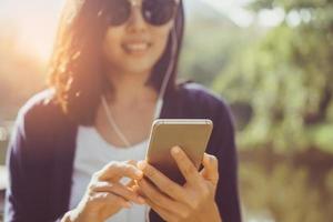 femme à l'aide de smartphone photo