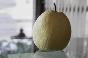 une seule poire entière asiatique fraîche photo