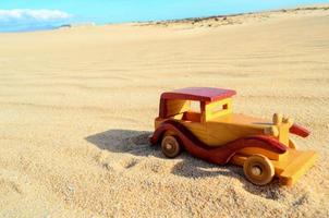 jouet voiture dans le le sable photo