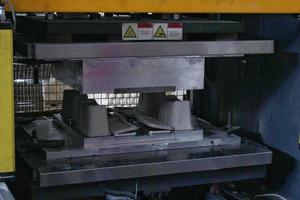 équipement de machine pour la fabrication d'emballages à partir de papier recyclé de carton de pâte. ligne de convoyeur sur une usine moderne de production de boîtes en carton. concept de réutilisation des matériaux photo