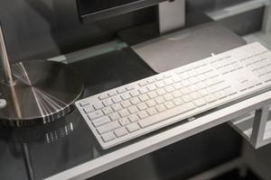 le clavier de une Stationnaire ordinateur sur une bureau photo