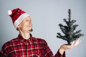 une fermer photo de une Jeune homme dans une rouge plaid chemise.