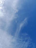 beaux nuages blancs sur fond de ciel bleu profond. de grands nuages doux et moelleux couvrent tout le ciel bleu. photo