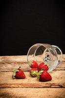 fraises dans un verre sur une table photo