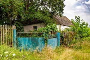 belle vieille maison de ferme abandonnée dans la campagne sur fond naturel photo