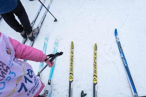 annuel tout russe des sports un événement action ski Piste de Russie. sportif mode de vie pour adultes, enfants, famille vacances sur cross-country ski - Masse course sur une neigeux piste. Russie, kaluga - Mars 4, 2023 photo