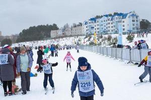 annuel tout russe des sports un événement action ski Piste de Russie. sportif mode de vie pour adultes, enfants, famille vacances sur cross-country ski - Masse course sur une neigeux piste. Russie, kaluga - Mars 4, 2023 photo