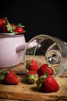 fraises dans un bol et verre photo