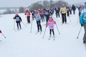 annuel tout russe des sports un événement action ski Piste de Russie. sportif mode de vie pour adultes, enfants, famille vacances sur cross-country ski - Masse course sur une neigeux piste. Russie, kaluga - Mars 4, 2023 photo