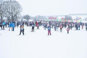 annuel tout russe des sports un événement action ski Piste de Russie. sportif mode de vie pour adultes, enfants, famille vacances sur cross-country ski - Masse course sur une neigeux piste. Russie, kaluga - Mars 4, 2023 photo