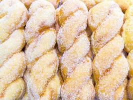Haut vue de spirale sucres beignets sur étagères dans le boulangerie magasin. photo